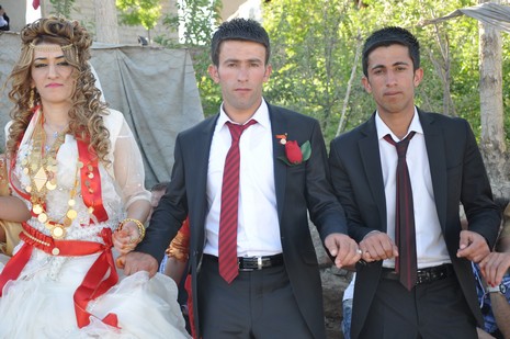 Hakkari'nin Yüksekova ilçesinde 02 - 03 Haziran 2012'de Dünya evine Giren Çiftlerimizi Sizler için Sayfamıza taşıdık. Yüksekova Güncel Ailesi olarak Tüm Çiftlerimize mutluluklar Dileriz. FOTOĞRAFLAR : Yaşar KAPLAN- Rojhat YİĞİT