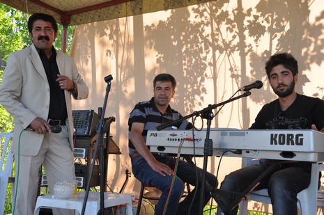 Hakkari'nin Yüksekova ilçesinde 02 - 03 Haziran 2012'de Dünya evine Giren Çiftlerimizi Sizler için Sayfamıza taşıdık. Yüksekova Güncel Ailesi olarak Tüm Çiftlerimize mutluluklar Dileriz. FOTOĞRAFLAR : Yaşar KAPLAN- Rojhat YİĞİT