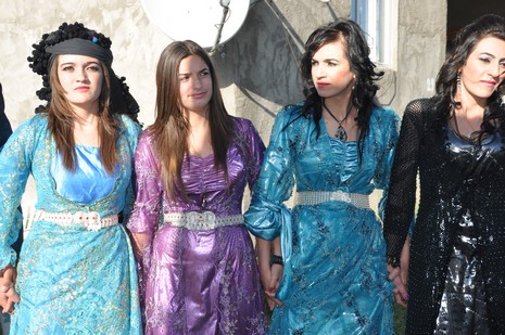 Hakkari'nin Yüksekova ilçesinde 02 - 03 Haziran 2012'de Dünya evine Giren Çiftlerimizi Sizler için Sayfamıza taşıdık. Yüksekova Güncel Ailesi olarak Tüm Çiftlerimize mutluluklar Dileriz. FOTOĞRAFLAR : Yaşar KAPLAN- Rojhat YİĞİT