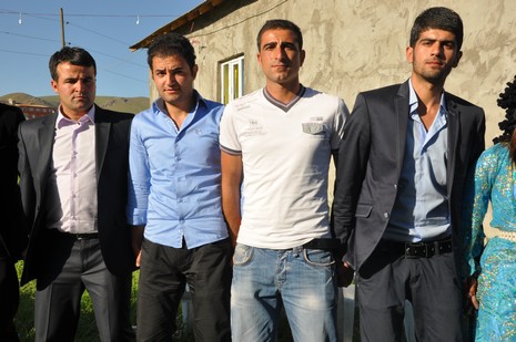 Hakkari'nin Yüksekova ilçesinde 02 - 03 Haziran 2012'de Dünya evine Giren Çiftlerimizi Sizler için Sayfamıza taşıdık. Yüksekova Güncel Ailesi olarak Tüm Çiftlerimize mutluluklar Dileriz. FOTOĞRAFLAR : Yaşar KAPLAN- Rojhat YİĞİT