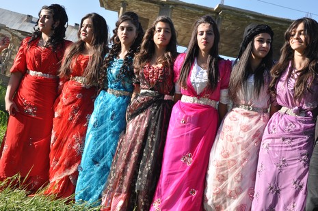 Hakkari'nin Yüksekova ilçesinde 02 - 03 Haziran 2012'de Dünya evine Giren Çiftlerimizi Sizler için Sayfamıza taşıdık. Yüksekova Güncel Ailesi olarak Tüm Çiftlerimize mutluluklar Dileriz. FOTOĞRAFLAR : Yaşar KAPLAN- Rojhat YİĞİT