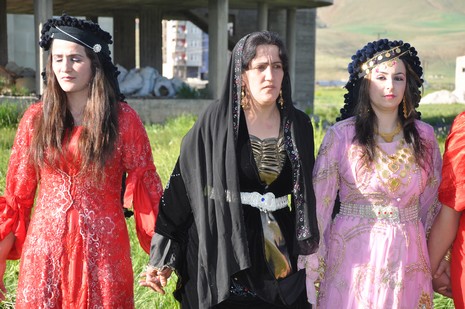 Hakkari'nin Yüksekova ilçesinde 02 - 03 Haziran 2012'de Dünya evine Giren Çiftlerimizi Sizler için Sayfamıza taşıdık. Yüksekova Güncel Ailesi olarak Tüm Çiftlerimize mutluluklar Dileriz. FOTOĞRAFLAR : Yaşar KAPLAN- Rojhat YİĞİT
