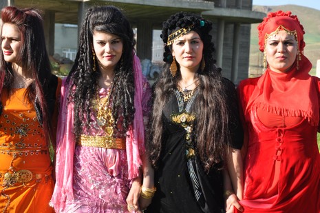 Hakkari'nin Yüksekova ilçesinde 02 - 03 Haziran 2012'de Dünya evine Giren Çiftlerimizi Sizler için Sayfamıza taşıdık. Yüksekova Güncel Ailesi olarak Tüm Çiftlerimize mutluluklar Dileriz. FOTOĞRAFLAR : Yaşar KAPLAN- Rojhat YİĞİT