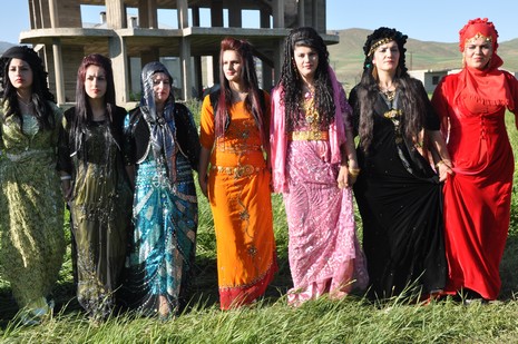 Hakkari'nin Yüksekova ilçesinde 02 - 03 Haziran 2012'de Dünya evine Giren Çiftlerimizi Sizler için Sayfamıza taşıdık. Yüksekova Güncel Ailesi olarak Tüm Çiftlerimize mutluluklar Dileriz. FOTOĞRAFLAR : Yaşar KAPLAN- Rojhat YİĞİT