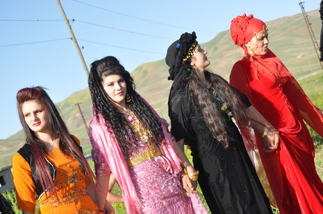 Hakkari'nin Yüksekova ilçesinde 02 - 03 Haziran 2012'de Dünya evine Giren Çiftlerimizi Sizler için Sayfamıza taşıdık. Yüksekova Güncel Ailesi olarak Tüm Çiftlerimize mutluluklar Dileriz. FOTOĞRAFLAR : Yaşar KAPLAN- Rojhat YİĞİT