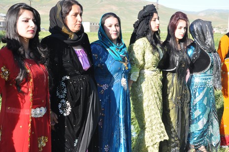 Hakkari'nin Yüksekova ilçesinde 02 - 03 Haziran 2012'de Dünya evine Giren Çiftlerimizi Sizler için Sayfamıza taşıdık. Yüksekova Güncel Ailesi olarak Tüm Çiftlerimize mutluluklar Dileriz. FOTOĞRAFLAR : Yaşar KAPLAN- Rojhat YİĞİT