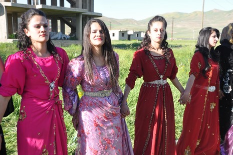 Hakkari'nin Yüksekova ilçesinde 02 - 03 Haziran 2012'de Dünya evine Giren Çiftlerimizi Sizler için Sayfamıza taşıdık. Yüksekova Güncel Ailesi olarak Tüm Çiftlerimize mutluluklar Dileriz. FOTOĞRAFLAR : Yaşar KAPLAN- Rojhat YİĞİT
