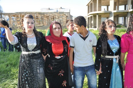 Hakkari'nin Yüksekova ilçesinde 02 - 03 Haziran 2012'de Dünya evine Giren Çiftlerimizi Sizler için Sayfamıza taşıdık. Yüksekova Güncel Ailesi olarak Tüm Çiftlerimize mutluluklar Dileriz. FOTOĞRAFLAR : Yaşar KAPLAN- Rojhat YİĞİT
