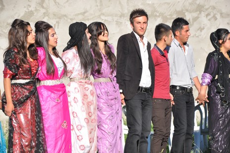 Hakkari'nin Yüksekova ilçesinde 02 - 03 Haziran 2012'de Dünya evine Giren Çiftlerimizi Sizler için Sayfamıza taşıdık. Yüksekova Güncel Ailesi olarak Tüm Çiftlerimize mutluluklar Dileriz. FOTOĞRAFLAR : Yaşar KAPLAN- Rojhat YİĞİT