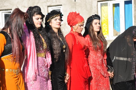 Hakkari'nin Yüksekova ilçesinde 02 - 03 Haziran 2012'de Dünya evine Giren Çiftlerimizi Sizler için Sayfamıza taşıdık. Yüksekova Güncel Ailesi olarak Tüm Çiftlerimize mutluluklar Dileriz. FOTOĞRAFLAR : Yaşar KAPLAN- Rojhat YİĞİT