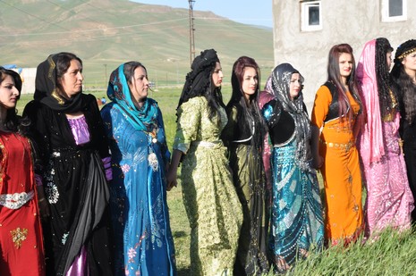 Hakkari'nin Yüksekova ilçesinde 02 - 03 Haziran 2012'de Dünya evine Giren Çiftlerimizi Sizler için Sayfamıza taşıdık. Yüksekova Güncel Ailesi olarak Tüm Çiftlerimize mutluluklar Dileriz. FOTOĞRAFLAR : Yaşar KAPLAN- Rojhat YİĞİT