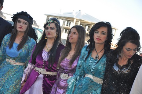 Hakkari'nin Yüksekova ilçesinde 02 - 03 Haziran 2012'de Dünya evine Giren Çiftlerimizi Sizler için Sayfamıza taşıdık. Yüksekova Güncel Ailesi olarak Tüm Çiftlerimize mutluluklar Dileriz. FOTOĞRAFLAR : Yaşar KAPLAN- Rojhat YİĞİT