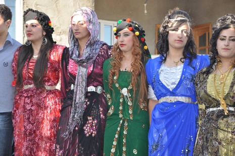 Hakkari'nin Yüksekova ilçesinde 02 - 03 Haziran 2012'de Dünya evine Giren Çiftlerimizi Sizler için Sayfamıza taşıdık. Yüksekova Güncel Ailesi olarak Tüm Çiftlerimize mutluluklar Dileriz. FOTOĞRAFLAR : Yaşar KAPLAN- Rojhat YİĞİT