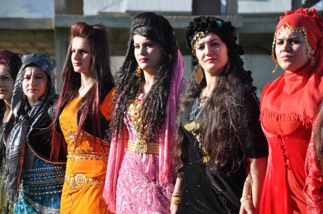 Hakkari'nin Yüksekova ilçesinde 02 - 03 Haziran 2012'de Dünya evine Giren Çiftlerimizi Sizler için Sayfamıza taşıdık. Yüksekova Güncel Ailesi olarak Tüm Çiftlerimize mutluluklar Dileriz. FOTOĞRAFLAR : Yaşar KAPLAN- Rojhat YİĞİT