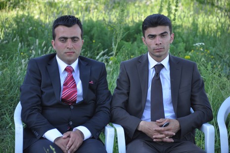 Hakkari'nin Yüksekova ilçesinde 02 - 03 Haziran 2012'de Dünya evine Giren Çiftlerimizi Sizler için Sayfamıza taşıdık. Yüksekova Güncel Ailesi olarak Tüm Çiftlerimize mutluluklar Dileriz. FOTOĞRAFLAR : Yaşar KAPLAN- Rojhat YİĞİT