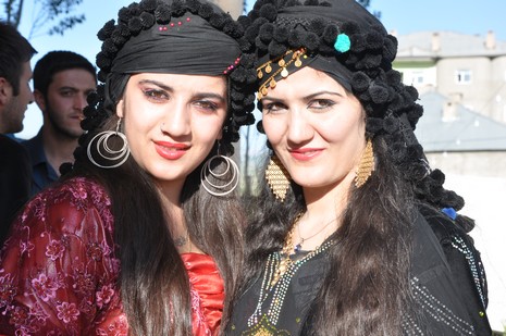 Hakkari'nin Yüksekova ilçesinde 02 - 03 Haziran 2012'de Dünya evine Giren Çiftlerimizi Sizler için Sayfamıza taşıdık. Yüksekova Güncel Ailesi olarak Tüm Çiftlerimize mutluluklar Dileriz. FOTOĞRAFLAR : Yaşar KAPLAN- Rojhat YİĞİT