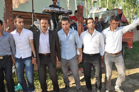 Hakkari'nin Yüksekova ilçesinde 02 - 03 Haziran 2012'de Dünya evine Giren Çiftlerimizi Sizler için Sayfamıza taşıdık. Yüksekova Güncel Ailesi olarak Tüm Çiftlerimize mutluluklar Dileriz. FOTOĞRAFLAR : Yaşar KAPLAN- Rojhat YİĞİT