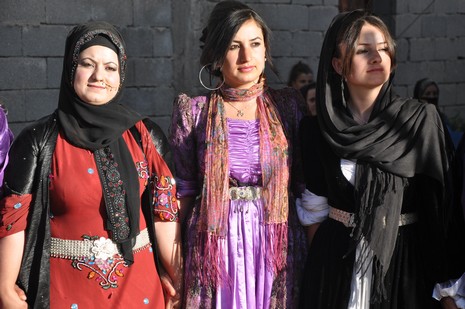 Hakkari'nin Yüksekova ilçesinde 02 - 03 Haziran 2012'de Dünya evine Giren Çiftlerimizi Sizler için Sayfamıza taşıdık. Yüksekova Güncel Ailesi olarak Tüm Çiftlerimize mutluluklar Dileriz. FOTOĞRAFLAR : Yaşar KAPLAN- Rojhat YİĞİT