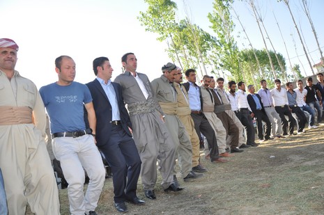 Hakkari'nin Yüksekova ilçesinde 02 - 03 Haziran 2012'de Dünya evine Giren Çiftlerimizi Sizler için Sayfamıza taşıdık. Yüksekova Güncel Ailesi olarak Tüm Çiftlerimize mutluluklar Dileriz. FOTOĞRAFLAR : Yaşar KAPLAN- Rojhat YİĞİT