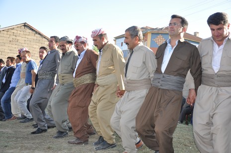Hakkari'nin Yüksekova ilçesinde 02 - 03 Haziran 2012'de Dünya evine Giren Çiftlerimizi Sizler için Sayfamıza taşıdık. Yüksekova Güncel Ailesi olarak Tüm Çiftlerimize mutluluklar Dileriz. FOTOĞRAFLAR : Yaşar KAPLAN- Rojhat YİĞİT