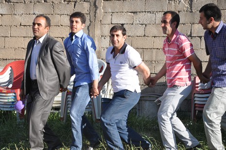 Hakkari'nin Yüksekova ilçesinde 02 - 03 Haziran 2012'de Dünya evine Giren Çiftlerimizi Sizler için Sayfamıza taşıdık. Yüksekova Güncel Ailesi olarak Tüm Çiftlerimize mutluluklar Dileriz. FOTOĞRAFLAR : Yaşar KAPLAN- Rojhat YİĞİT