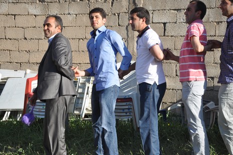 Hakkari'nin Yüksekova ilçesinde 02 - 03 Haziran 2012'de Dünya evine Giren Çiftlerimizi Sizler için Sayfamıza taşıdık. Yüksekova Güncel Ailesi olarak Tüm Çiftlerimize mutluluklar Dileriz. FOTOĞRAFLAR : Yaşar KAPLAN- Rojhat YİĞİT