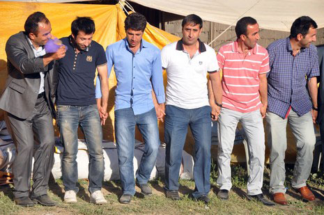 Hakkari'nin Yüksekova ilçesinde 02 - 03 Haziran 2012'de Dünya evine Giren Çiftlerimizi Sizler için Sayfamıza taşıdık. Yüksekova Güncel Ailesi olarak Tüm Çiftlerimize mutluluklar Dileriz. FOTOĞRAFLAR : Yaşar KAPLAN- Rojhat YİĞİT