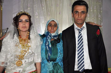 Hakkari'nin Yüksekova ilçesinde 02 - 03 Haziran 2012'de Dünya evine Giren Çiftlerimizi Sizler için Sayfamıza taşıdık. Yüksekova Güncel Ailesi olarak Tüm Çiftlerimize mutluluklar Dileriz. FOTOĞRAFLAR : Yaşar KAPLAN- Rojhat YİĞİT