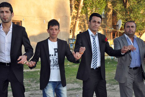 Hakkari'nin Yüksekova ilçesinde 02 - 03 Haziran 2012'de Dünya evine Giren Çiftlerimizi Sizler için Sayfamıza taşıdık. Yüksekova Güncel Ailesi olarak Tüm Çiftlerimize mutluluklar Dileriz. FOTOĞRAFLAR : Yaşar KAPLAN- Rojhat YİĞİT