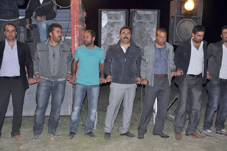 Hakkari'nin Yüksekova ilçesinde 02 - 03 Haziran 2012'de Dünya evine Giren Çiftlerimizi Sizler için Sayfamıza taşıdık. Yüksekova Güncel Ailesi olarak Tüm Çiftlerimize mutluluklar Dileriz. FOTOĞRAFLAR : Yaşar KAPLAN- Rojhat YİĞİT