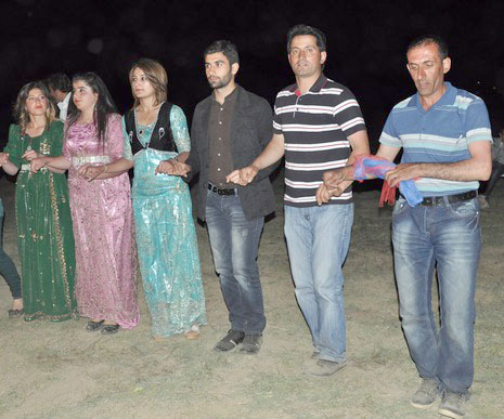 Hakkari'nin Yüksekova ilçesinde 02 - 03 Haziran 2012'de Dünya evine Giren Çiftlerimizi Sizler için Sayfamıza taşıdık. Yüksekova Güncel Ailesi olarak Tüm Çiftlerimize mutluluklar Dileriz. FOTOĞRAFLAR : Yaşar KAPLAN- Rojhat YİĞİT