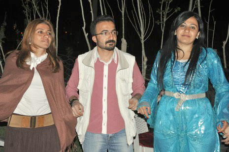 Hakkari'nin Yüksekova ilçesinde 02 - 03 Haziran 2012'de Dünya evine Giren Çiftlerimizi Sizler için Sayfamıza taşıdık. Yüksekova Güncel Ailesi olarak Tüm Çiftlerimize mutluluklar Dileriz. FOTOĞRAFLAR : Yaşar KAPLAN- Rojhat YİĞİT