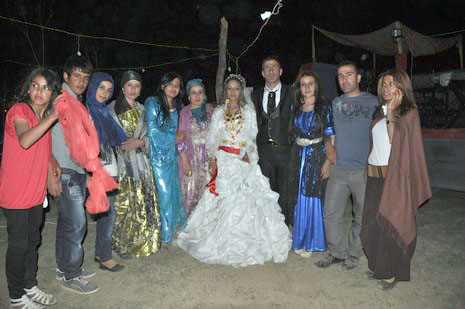 Hakkari'nin Yüksekova ilçesinde 02 - 03 Haziran 2012'de Dünya evine Giren Çiftlerimizi Sizler için Sayfamıza taşıdık. Yüksekova Güncel Ailesi olarak Tüm Çiftlerimize mutluluklar Dileriz. FOTOĞRAFLAR : Yaşar KAPLAN- Rojhat YİĞİT