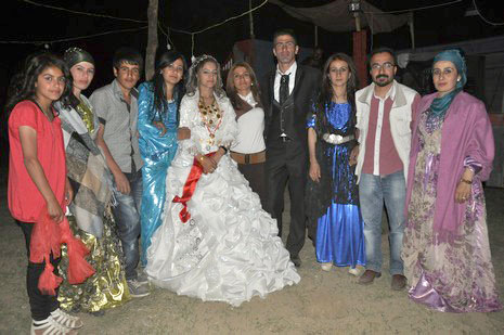 Hakkari'nin Yüksekova ilçesinde 02 - 03 Haziran 2012'de Dünya evine Giren Çiftlerimizi Sizler için Sayfamıza taşıdık. Yüksekova Güncel Ailesi olarak Tüm Çiftlerimize mutluluklar Dileriz. FOTOĞRAFLAR : Yaşar KAPLAN- Rojhat YİĞİT