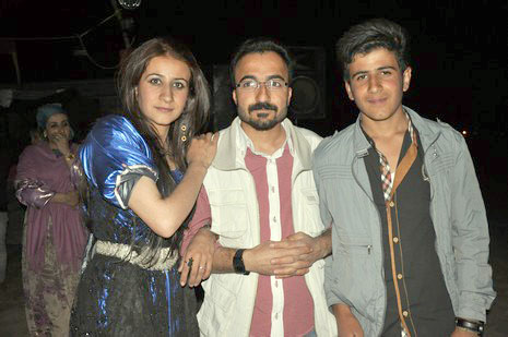 Hakkari'nin Yüksekova ilçesinde 02 - 03 Haziran 2012'de Dünya evine Giren Çiftlerimizi Sizler için Sayfamıza taşıdık. Yüksekova Güncel Ailesi olarak Tüm Çiftlerimize mutluluklar Dileriz. FOTOĞRAFLAR : Yaşar KAPLAN- Rojhat YİĞİT