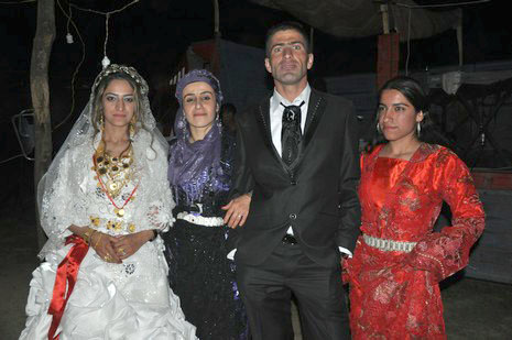 Hakkari'nin Yüksekova ilçesinde 02 - 03 Haziran 2012'de Dünya evine Giren Çiftlerimizi Sizler için Sayfamıza taşıdık. Yüksekova Güncel Ailesi olarak Tüm Çiftlerimize mutluluklar Dileriz. FOTOĞRAFLAR : Yaşar KAPLAN- Rojhat YİĞİT