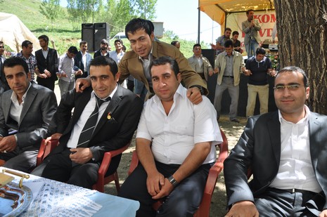 Hakkari'nin Yüksekova ilçesinde 02 - 03 Haziran 2012'de Dünya evine Giren Çiftlerimizi Sizler için Sayfamıza taşıdık. Yüksekova Güncel Ailesi olarak Tüm Çiftlerimize mutluluklar Dileriz. FOTOĞRAFLAR : Yaşar KAPLAN- Rojhat YİĞİT