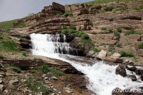 Baharı bir başka, kışı bir başka kokan güzel ilçemizin dağlarında buram buram özgürlük kokuyor. Yüksekovada dört mevsimi bir arada yaşamının güzelliğini siz okuyucularımız için görüntüledik. 