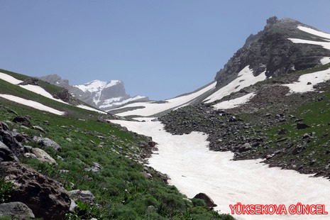 Baharı bir başka, kışı bir başka kokan güzel ilçemizin dağlarında buram buram özgürlük kokuyor. Yüksekovada dört mevsimi bir arada yaşamının güzelliğini siz okuyucularımız için görüntüledik. 