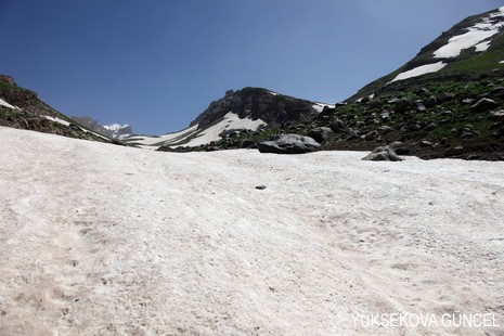 Baharı bir başka, kışı bir başka kokan güzel ilçemizin dağlarında buram buram özgürlük kokuyor. Yüksekovada dört mevsimi bir arada yaşamının güzelliğini siz okuyucularımız için görüntüledik. 
