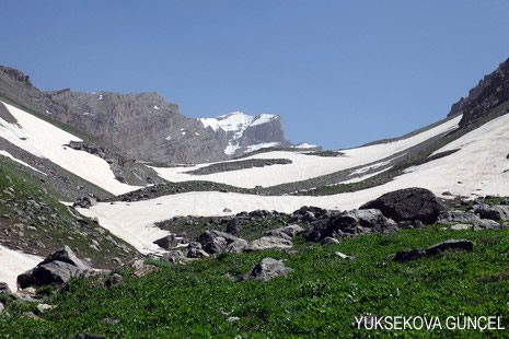 Baharı bir başka, kışı bir başka kokan güzel ilçemizin dağlarında buram buram özgürlük kokuyor. Yüksekovada dört mevsimi bir arada yaşamının güzelliğini siz okuyucularımız için görüntüledik. 