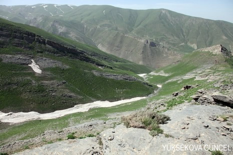 Baharı bir başka, kışı bir başka kokan güzel ilçemizin dağlarında buram buram özgürlük kokuyor. Yüksekovada dört mevsimi bir arada yaşamının güzelliğini siz okuyucularımız için görüntüledik. 