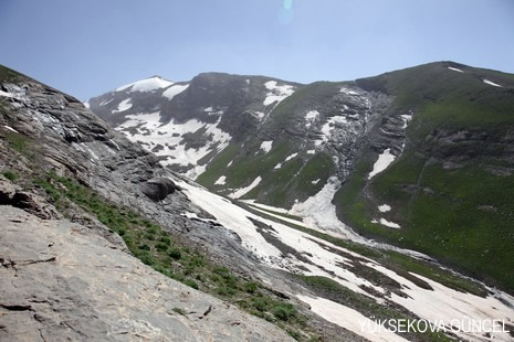 Baharı bir başka, kışı bir başka kokan güzel ilçemizin dağlarında buram buram özgürlük kokuyor. Yüksekovada dört mevsimi bir arada yaşamının güzelliğini siz okuyucularımız için görüntüledik. 