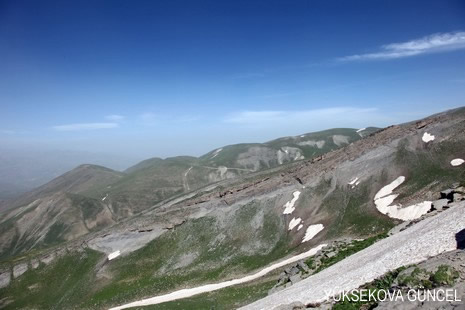 Baharı bir başka, kışı bir başka kokan güzel ilçemizin dağlarında buram buram özgürlük kokuyor. Yüksekovada dört mevsimi bir arada yaşamının güzelliğini siz okuyucularımız için görüntüledik. 