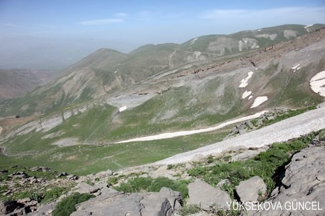 Baharı bir başka, kışı bir başka kokan güzel ilçemizin dağlarında buram buram özgürlük kokuyor. Yüksekovada dört mevsimi bir arada yaşamının güzelliğini siz okuyucularımız için görüntüledik. 