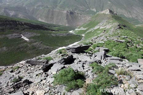 Baharı bir başka, kışı bir başka kokan güzel ilçemizin dağlarında buram buram özgürlük kokuyor. Yüksekovada dört mevsimi bir arada yaşamının güzelliğini siz okuyucularımız için görüntüledik. 