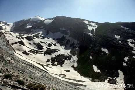Baharı bir başka, kışı bir başka kokan güzel ilçemizin dağlarında buram buram özgürlük kokuyor. Yüksekovada dört mevsimi bir arada yaşamının güzelliğini siz okuyucularımız için görüntüledik. 