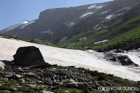 Baharı bir başka, kışı bir başka kokan güzel ilçemizin dağlarında buram buram özgürlük kokuyor. Yüksekovada dört mevsimi bir arada yaşamının güzelliğini siz okuyucularımız için görüntüledik. 