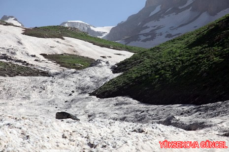 Baharı bir başka, kışı bir başka kokan güzel ilçemizin dağlarında buram buram özgürlük kokuyor. Yüksekovada dört mevsimi bir arada yaşamının güzelliğini siz okuyucularımız için görüntüledik. 