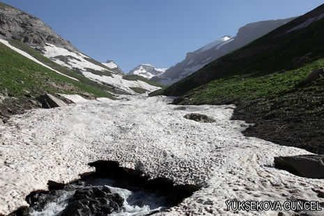 Baharı bir başka, kışı bir başka kokan güzel ilçemizin dağlarında buram buram özgürlük kokuyor. Yüksekovada dört mevsimi bir arada yaşamının güzelliğini siz okuyucularımız için görüntüledik. 